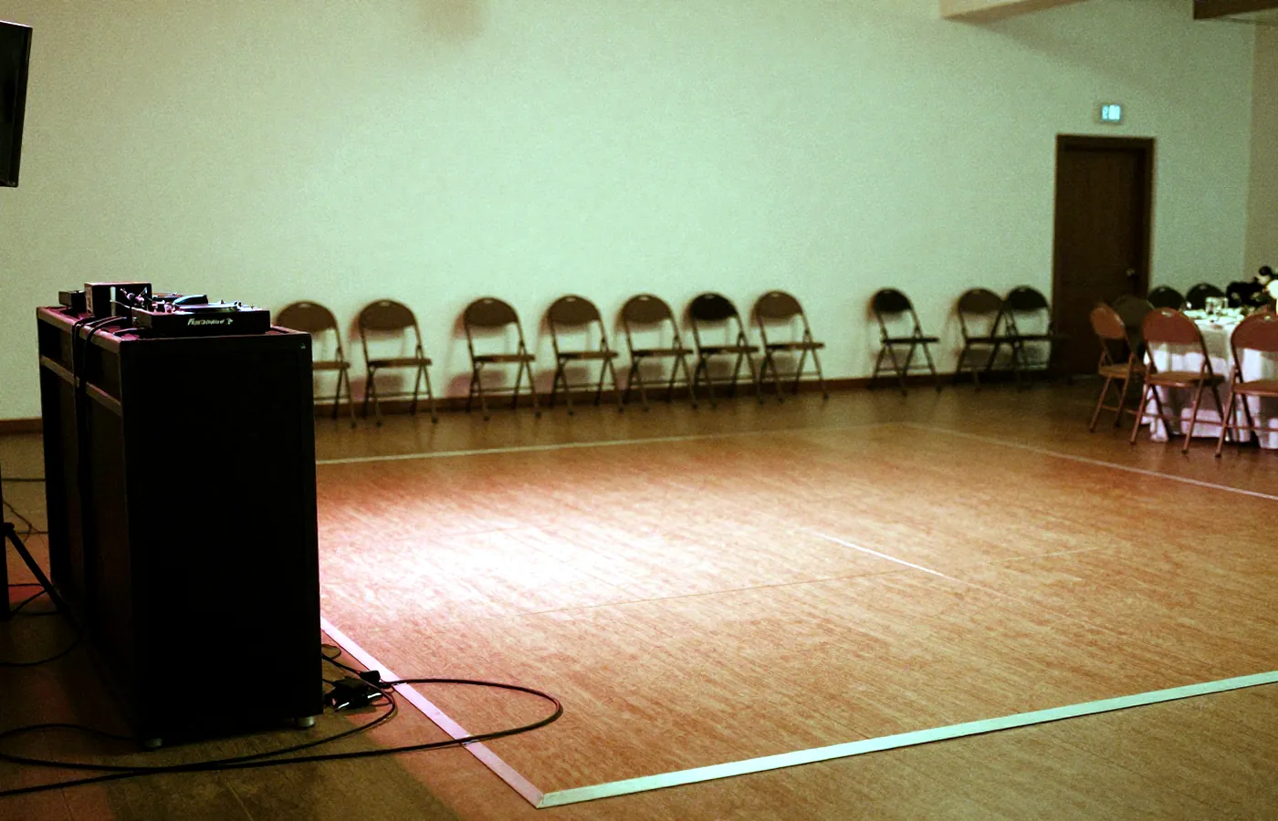 Verlassene DJ-Booth ohne Equipment auf einer Hochzeit.
