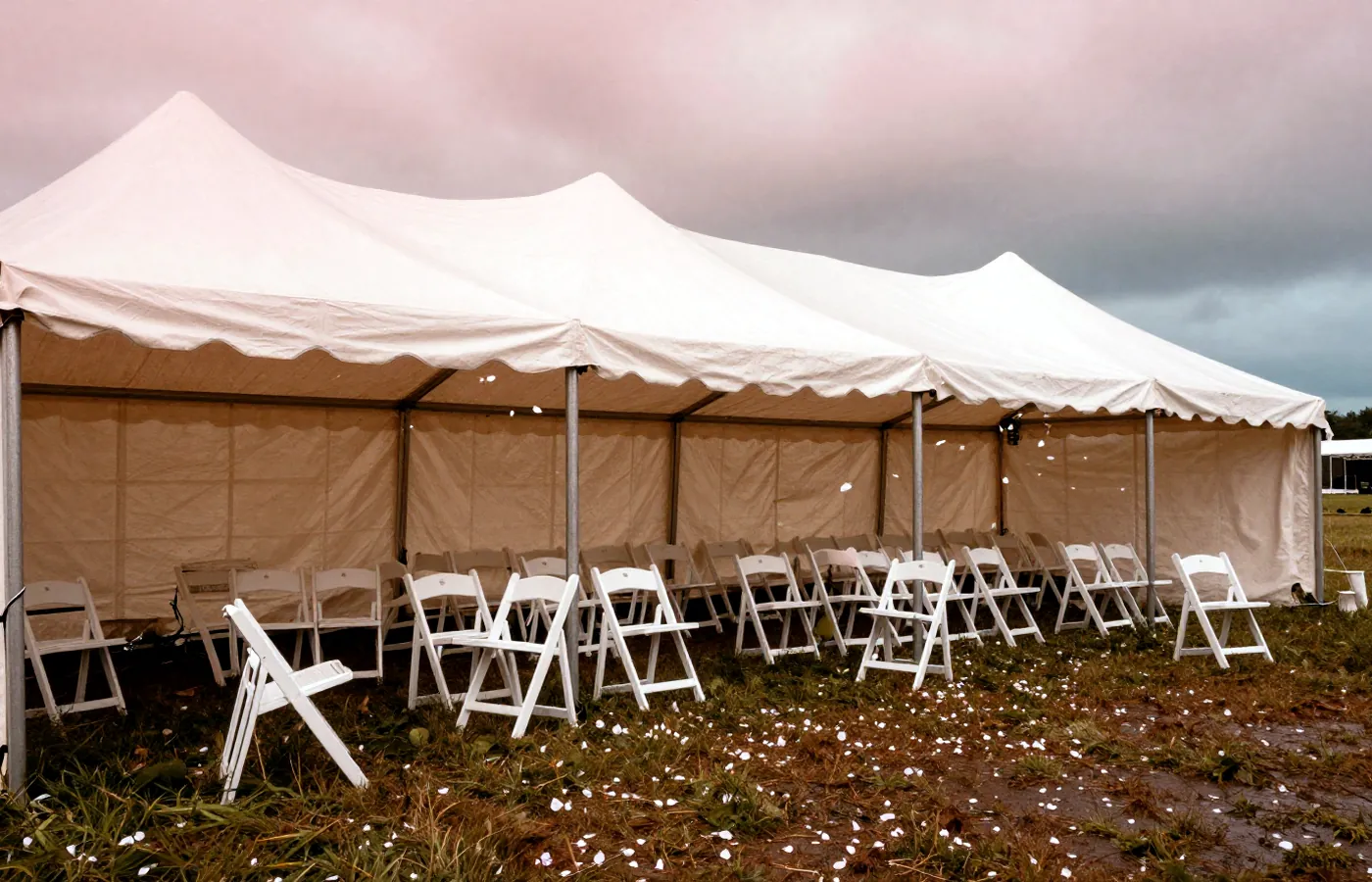Sturm zerreißt Zelt auf einer Outdoor-Hochzeit.